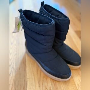 a. new day Women’s 9.5 NWT Black Quilted Winter Boots